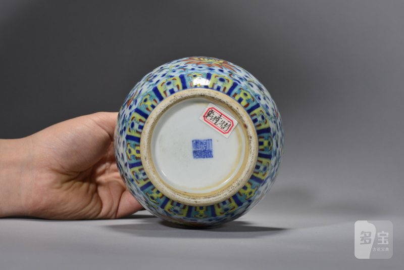 清中期 斗彩缠枝花卉纹贯耳尊 - 图4